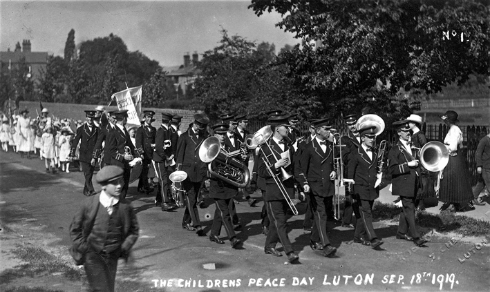 Children's peace march to Luton Hoo 1919