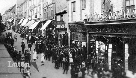 WW1 food queue in Wellington Street